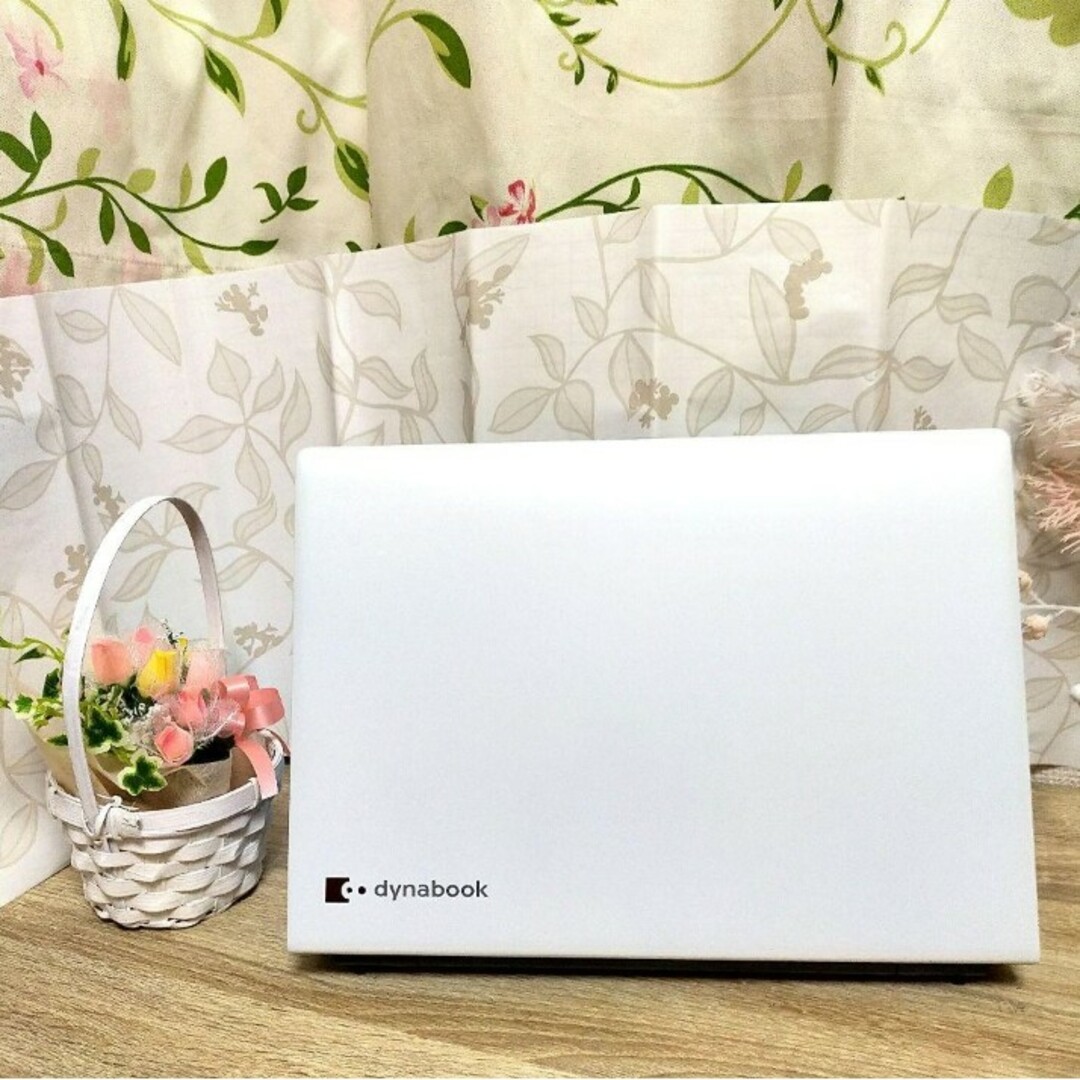 東芝(トウシバ)の現品限り✨️美品でオシャレな白黒✨️Win11/ネット検索/写真データの保存に スマホ/家電/カメラのPC/タブレット(ノートPC)の商品写真