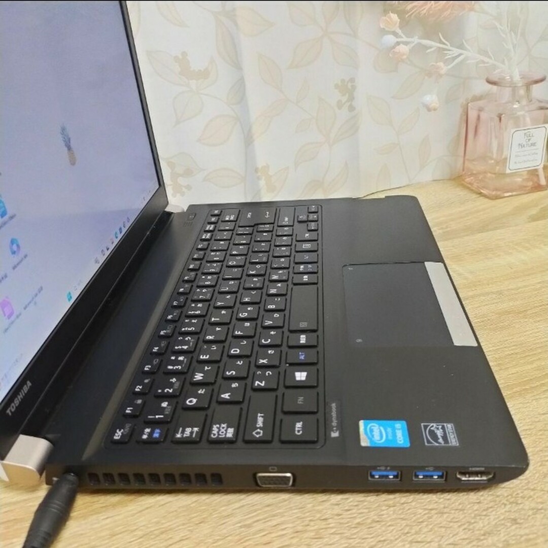 東芝(トウシバ)の現品限り✨️美品でオシャレな白黒✨️Win11/ネット検索/写真データの保存に スマホ/家電/カメラのPC/タブレット(ノートPC)の商品写真