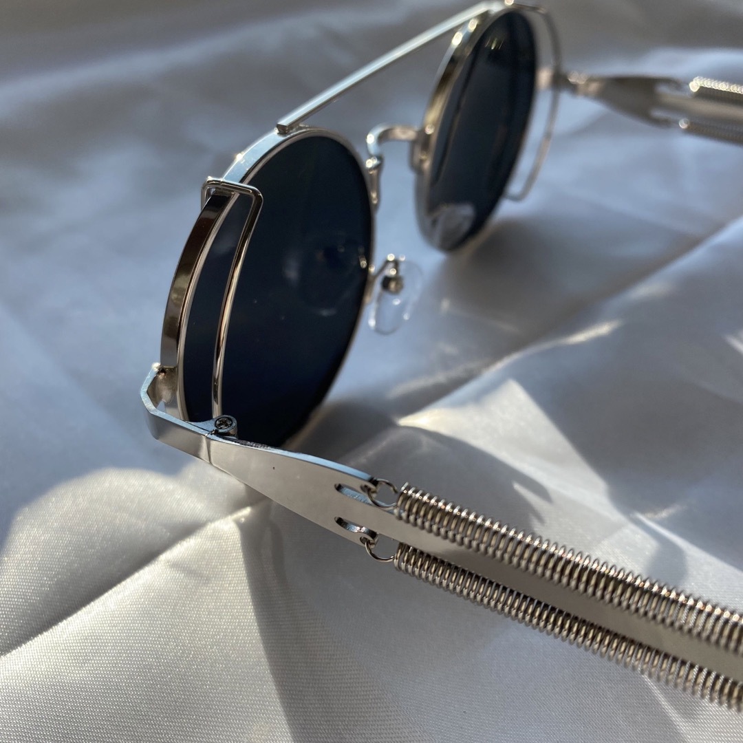 【匿名配送】 丸型 ラウンド サングラス 眼鏡 ダークグレー × シルバー レディースのファッション小物(サングラス/メガネ)の商品写真