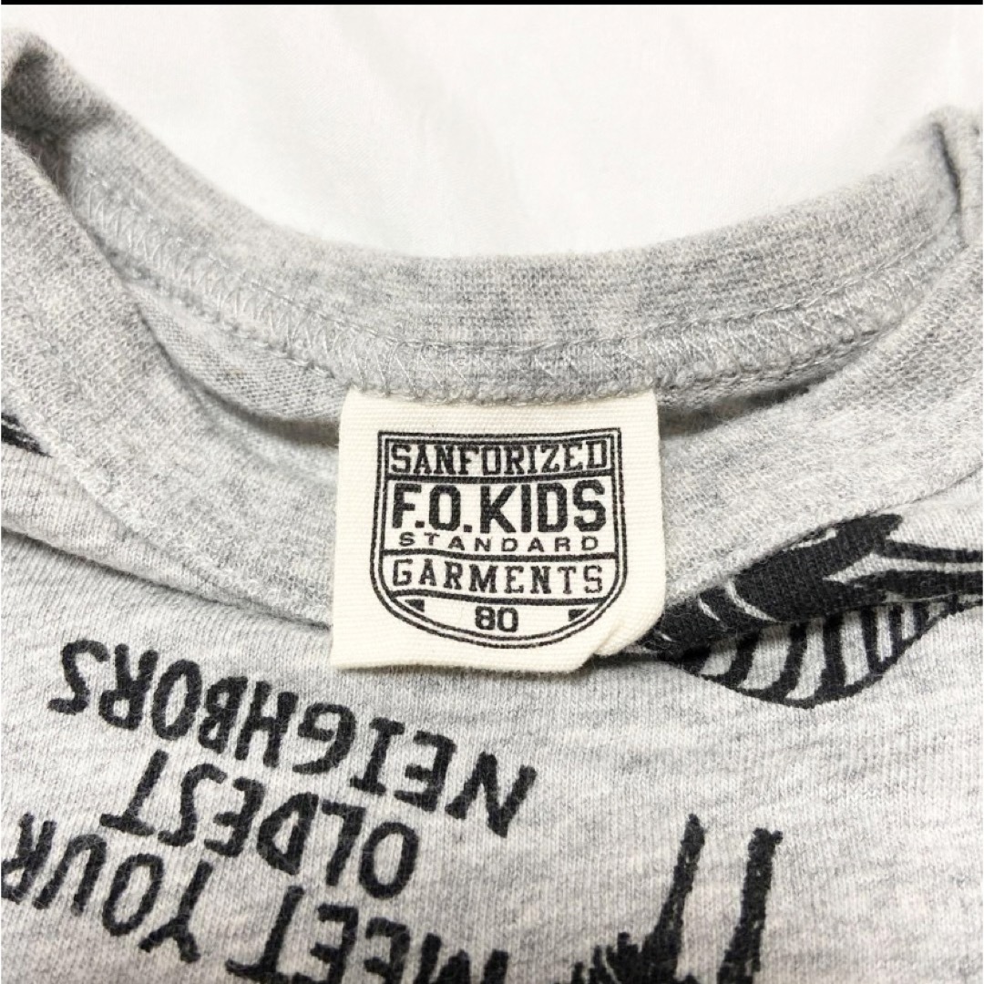 F.O.KIDS(エフオーキッズ)のエフオーキッズ　恐竜総柄Tシャツ　恐竜　ダイナソー　半袖　Tシャツ　子供服 キッズ/ベビー/マタニティのベビー服(~85cm)(Ｔシャツ)の商品写真