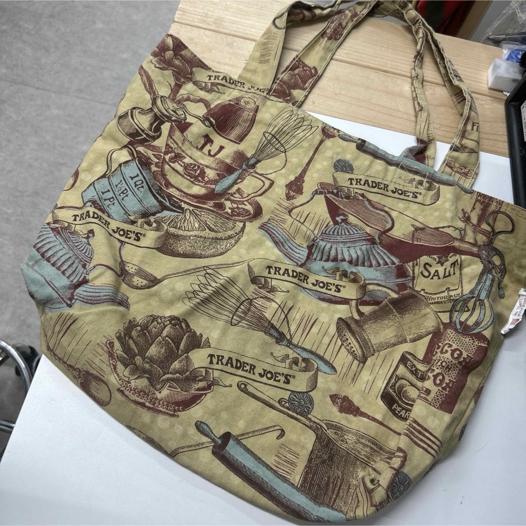 布　トレーダージョーズ　エコバッグ　トレジョ　TRADER JOE'S レディースのバッグ(エコバッグ)の商品写真