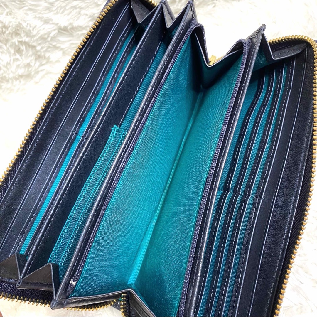 LANVIN en Bleu(ランバンオンブルー)のランバン オン ブルー コリエ ラメ チャーム ラウンドファスナー 長財布 レディースのファッション小物(財布)の商品写真