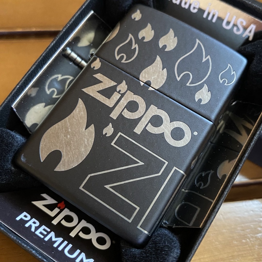 ZIPPO(ジッポー)のZIPPO USA 4面加工 炎 ブラックマット 新品 未使用 オイルライター メンズのファッション小物(タバコグッズ)の商品写真