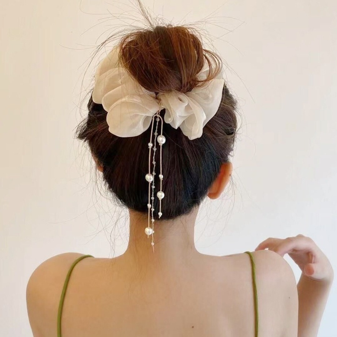 【大人気】新品　ヘアゴム　シュシュ　ホワイト　アレンジ　ヘアアクセ　大きめ レディースのヘアアクセサリー(ヘアゴム/シュシュ)の商品写真