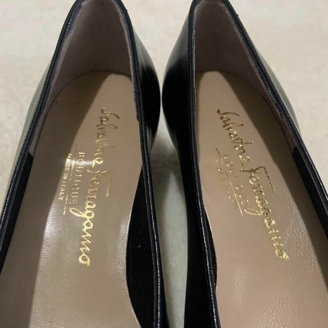 Salvatore Ferragamo(サルヴァトーレフェラガモ)の【美品】サルヴァトーレフェラガモ VARA ヴァラ パンプス 黒 レザー 5 C レディースの靴/シューズ(ハイヒール/パンプス)の商品写真