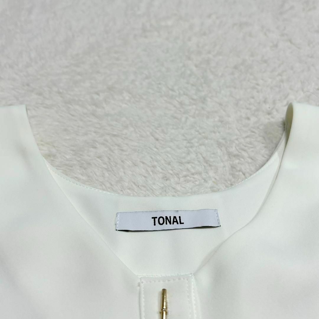 TONAL(トーナル)のTONAL トーナル　ブラウス　ノースリーブ　金ボタン　アイボリー　サイズ38 レディースのトップス(シャツ/ブラウス(半袖/袖なし))の商品写真