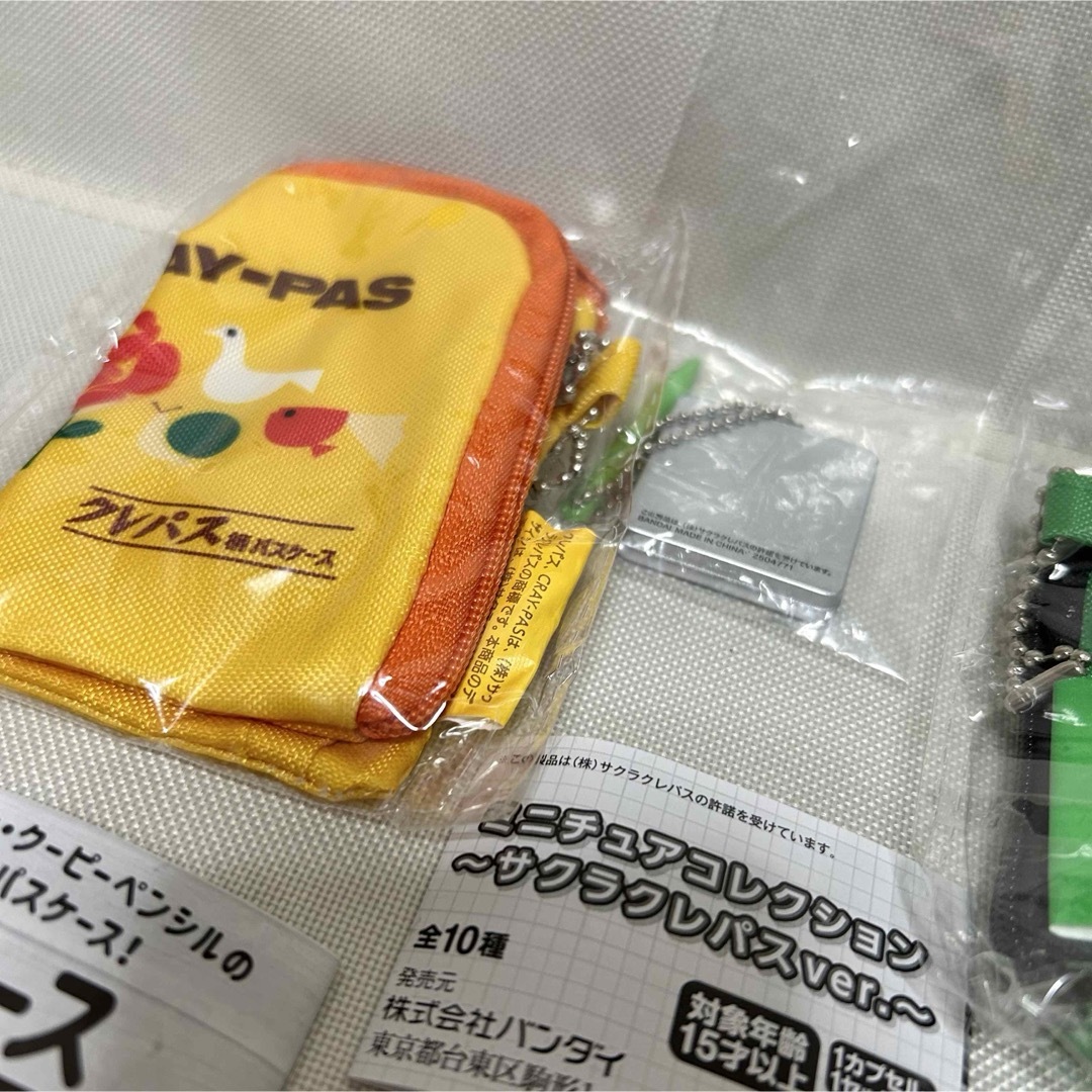 サクラクレパス　パッケージ柄パスケース2種＋ミニチュアコレクション1種　セット エンタメ/ホビーのコレクション(その他)の商品写真