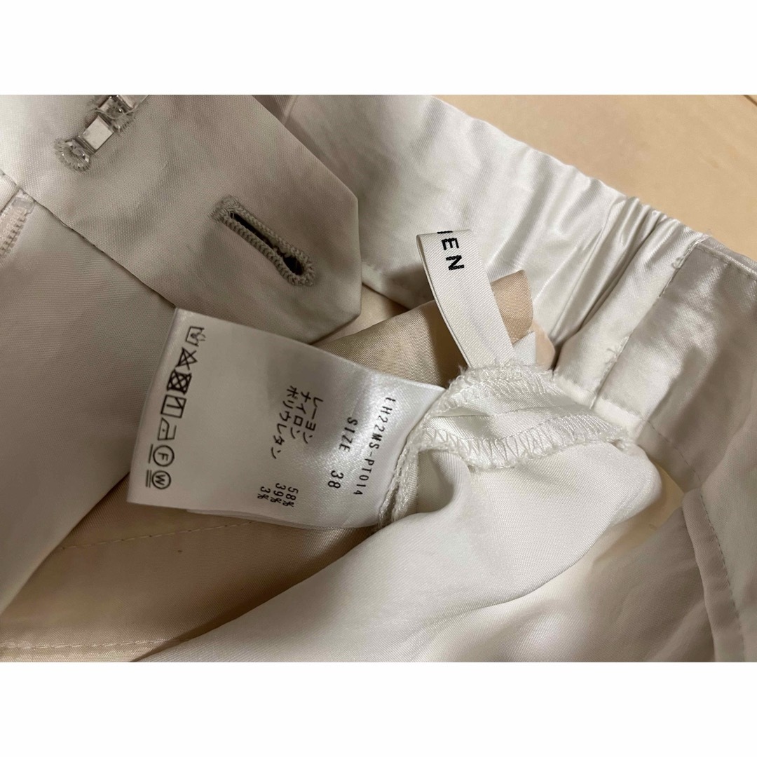 【週末限定値下げ】LOHEN / ローヘン 2タックサテンパンツ 38サイズ　 レディースのパンツ(カジュアルパンツ)の商品写真