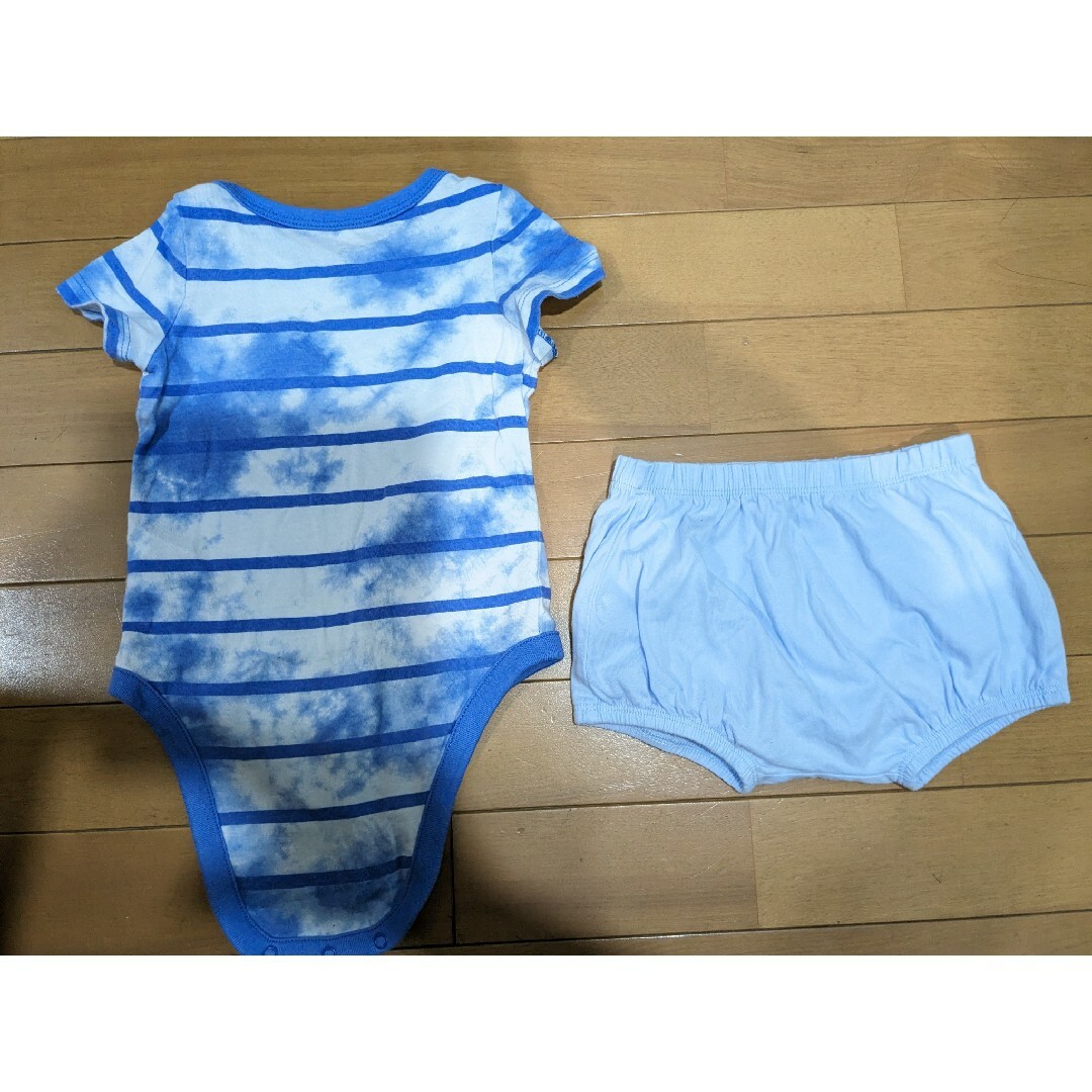 babyGAP(ベビーギャップ)のBaby GAP　空柄ボディスーツと後ろくまさんブルマ キッズ/ベビー/マタニティのベビー服(~85cm)(カバーオール)の商品写真