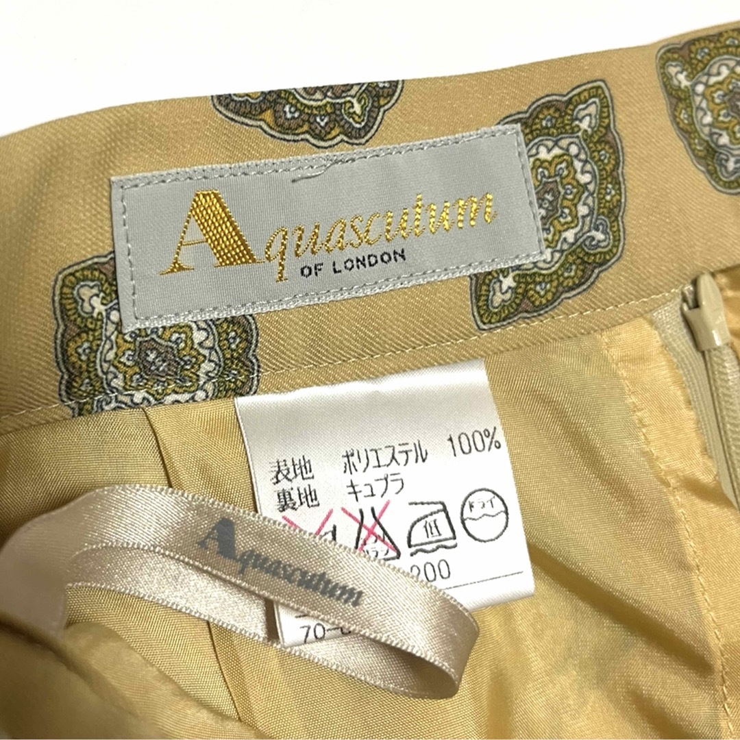 AQUA SCUTUM(アクアスキュータム)のアクアスキュータム　ウエストリボン付き　美脚　スカート　9 M キャメル　総柄 レディースのスカート(ひざ丈スカート)の商品写真