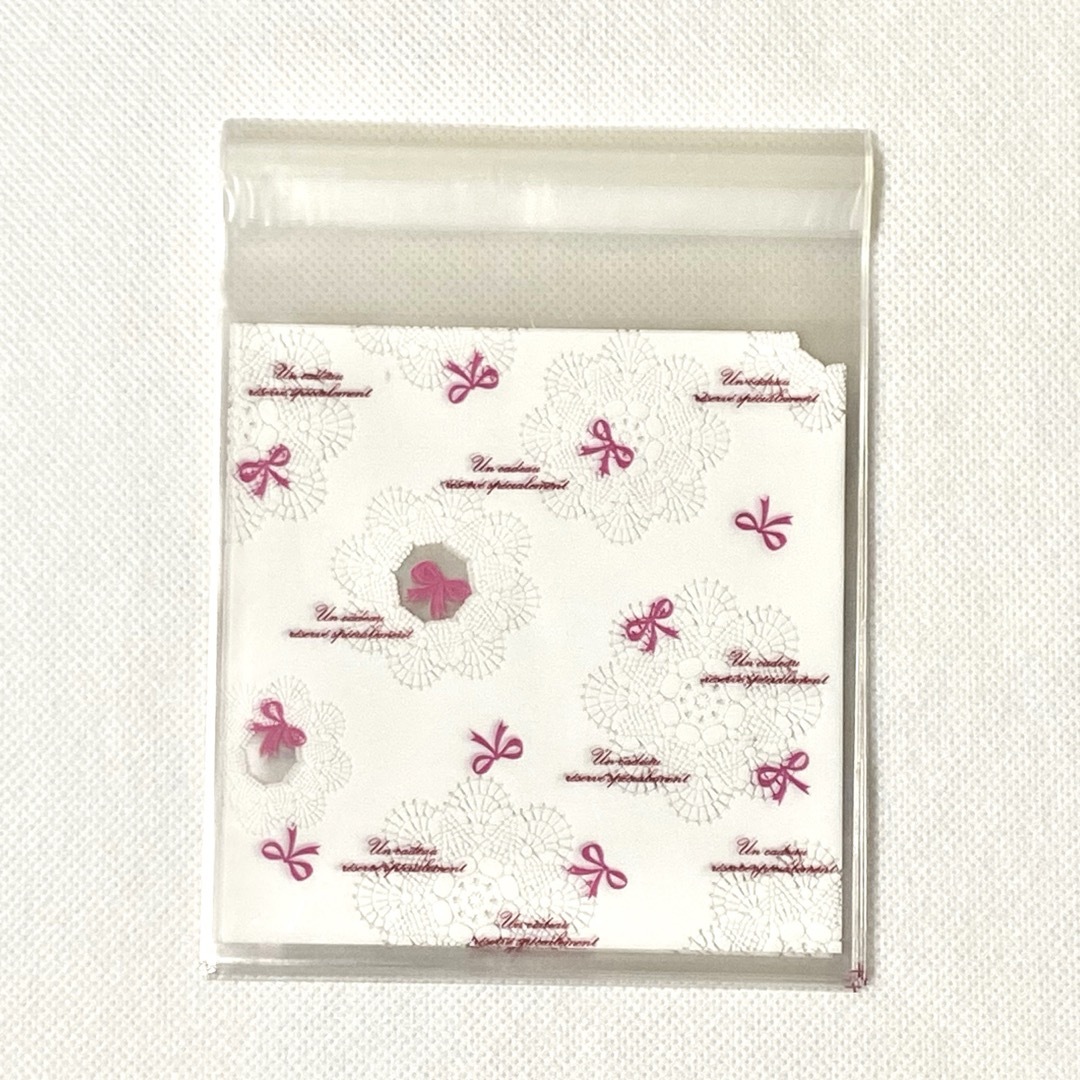 ラッピング　テープ付き OPP袋　N　（レースのお花、ピンクのリボン）　30枚 インテリア/住まい/日用品のオフィス用品(ラッピング/包装)の商品写真