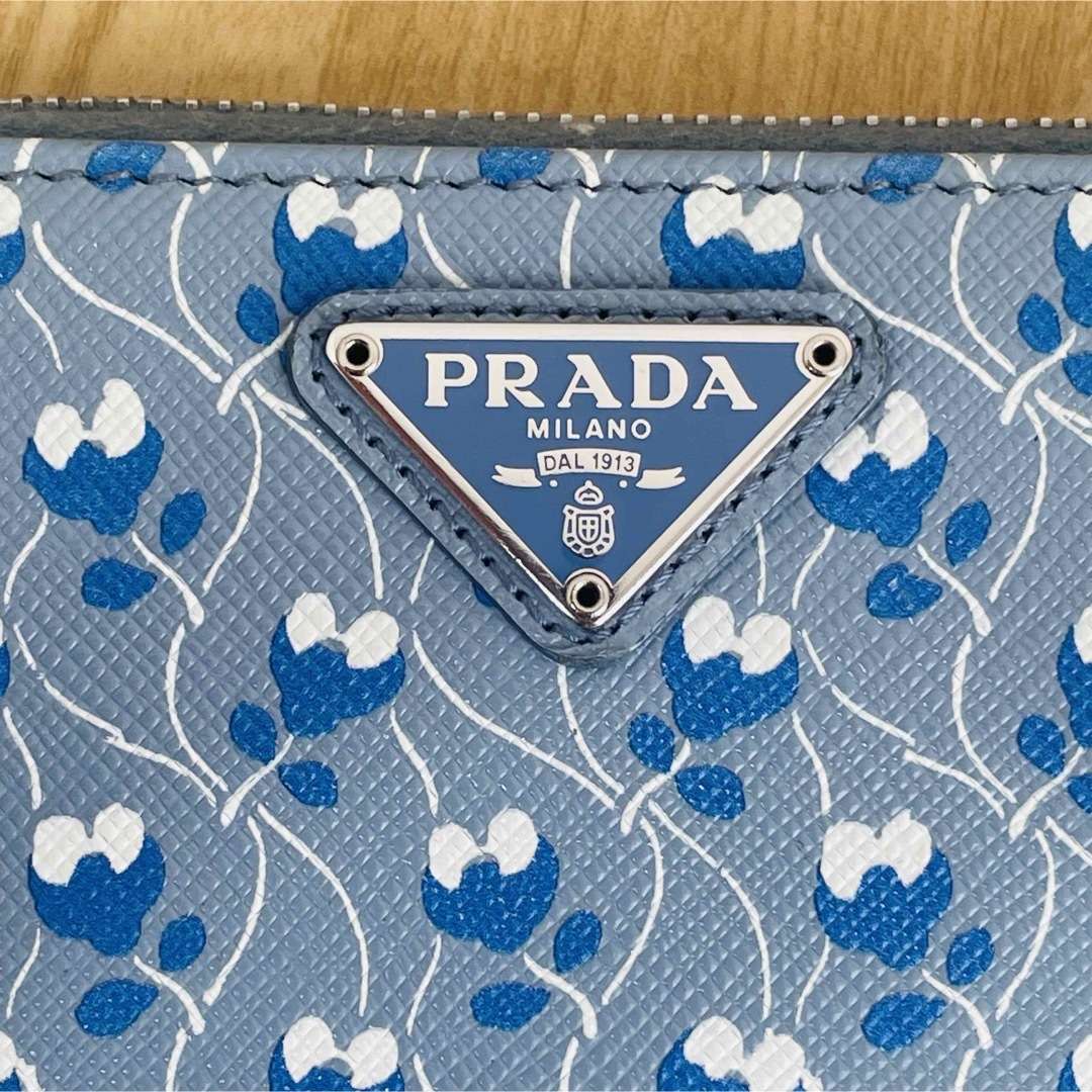 PRADA(プラダ)の美品　PRADA プラダ　ラウンドファスナー　長財布　ライトブルー　フラワー柄 レディースのファッション小物(財布)の商品写真