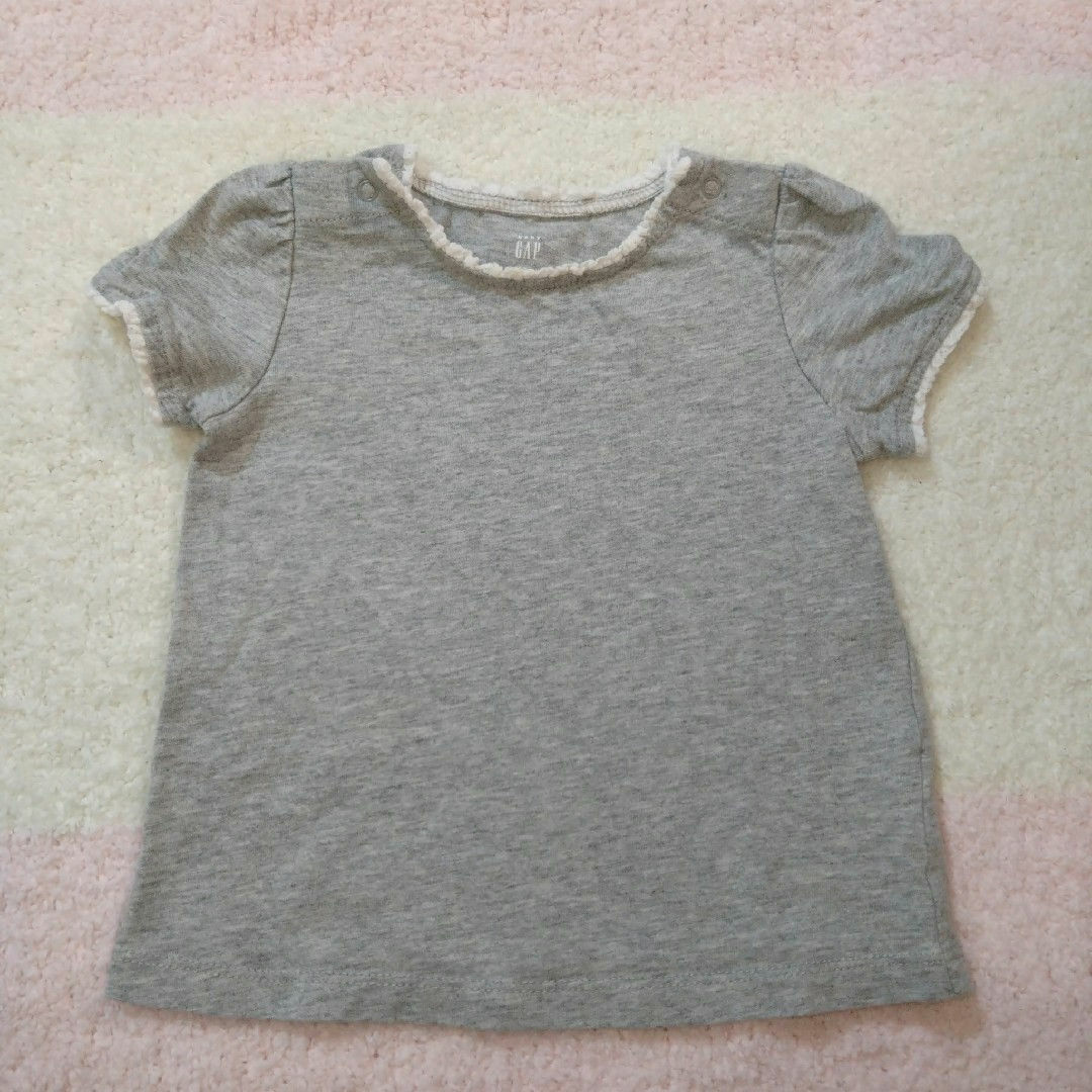 babyGAP(ベビーギャップ)の【着用回数少】babyGAP babyGAP フリルTシャツ グレー 70サイズ キッズ/ベビー/マタニティのベビー服(~85cm)(Ｔシャツ)の商品写真