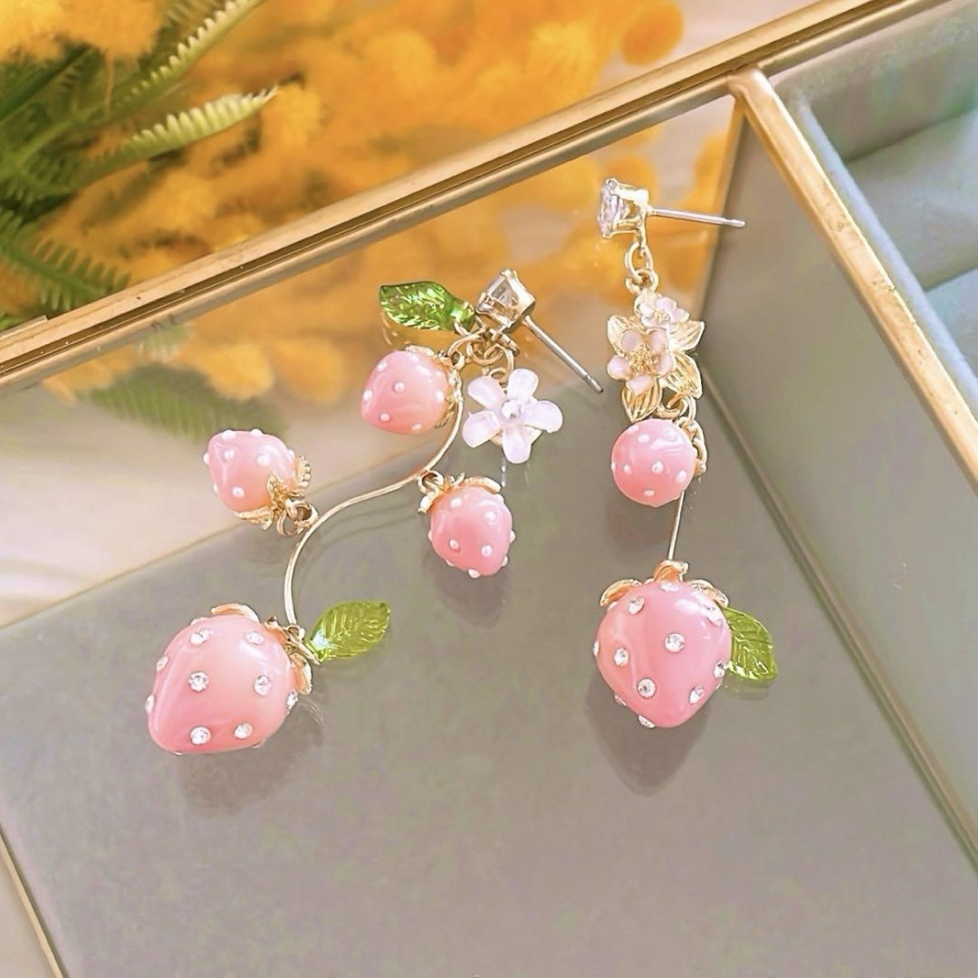 数量限定❣️asymmetry 苺 ゆらゆら♪ アクセサリー ハンドメイドピアス レディースのアクセサリー(ピアス)の商品写真