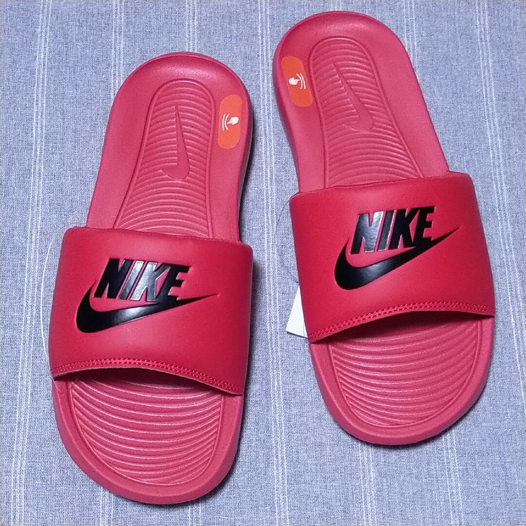 NIKE(ナイキ)の28cmナイキ サンダル　ビクトリーワン　レッド赤色　ベナッシ　スリッパ　新品 メンズの靴/シューズ(サンダル)の商品写真