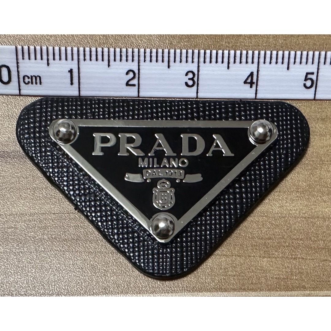 PRADA(プラダ)の【2枚】PRADA プラダ  ロゴプレート ロゴパーツ ホウイト メタル 新品 ハンドメイドの素材/材料(各種パーツ)の商品写真