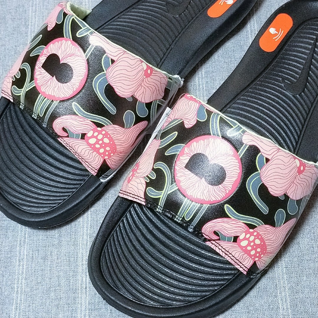 NIKE(ナイキ)の27cmナイキ サンダル　ビクトリーワン　ブラック黒色　花柄　ピンク　ベナッシ メンズの靴/シューズ(サンダル)の商品写真