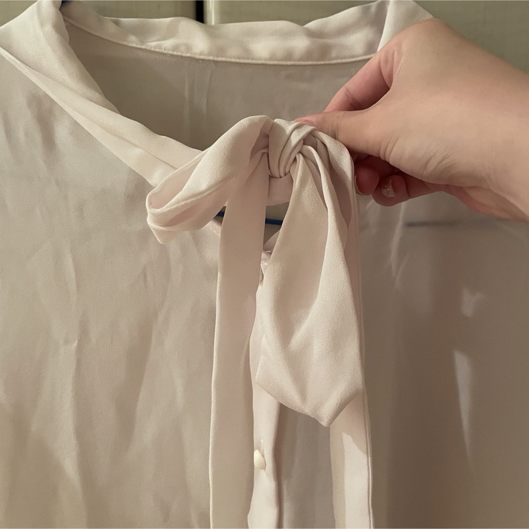 GU(ジーユー)のGU ホワイト　ボウタイブラウス　夏服　オフィスカジュアル　シンプル レディースのトップス(シャツ/ブラウス(半袖/袖なし))の商品写真