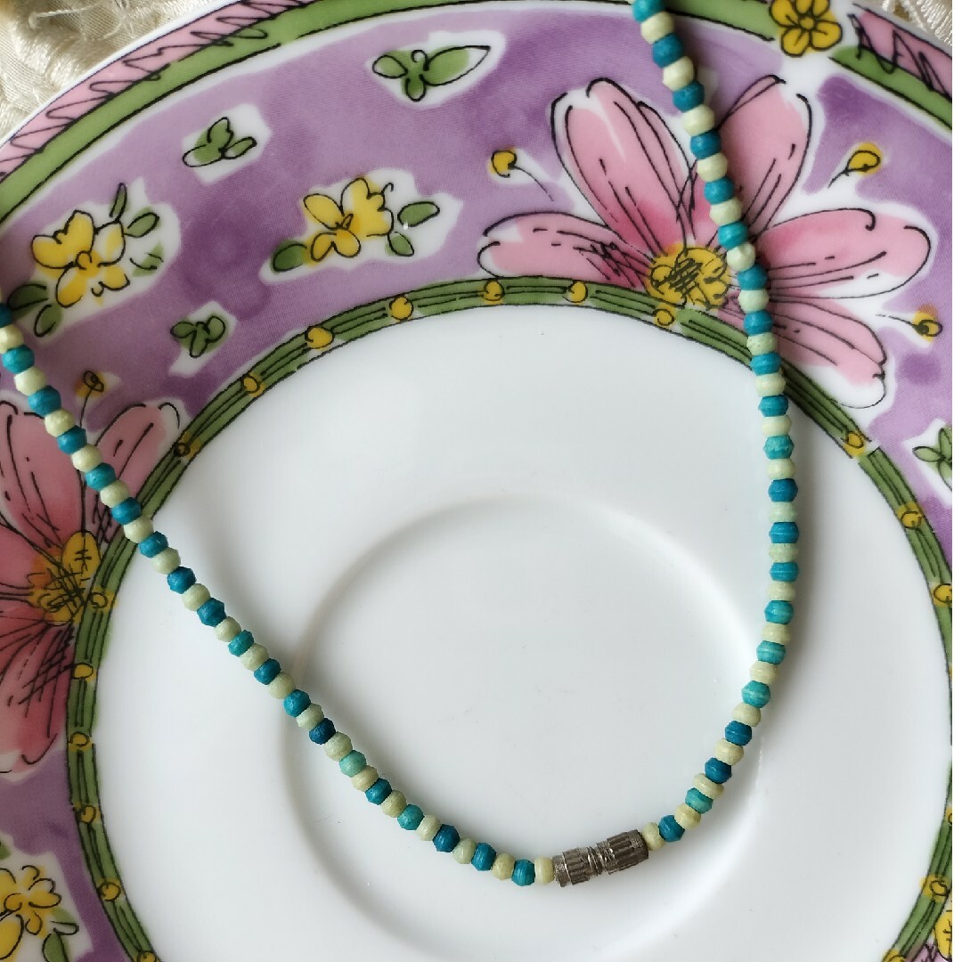 鮮やかピーコックブルーとアイボリー お花が連なったようなネックレス レトロ レディースのアクセサリー(ネックレス)の商品写真