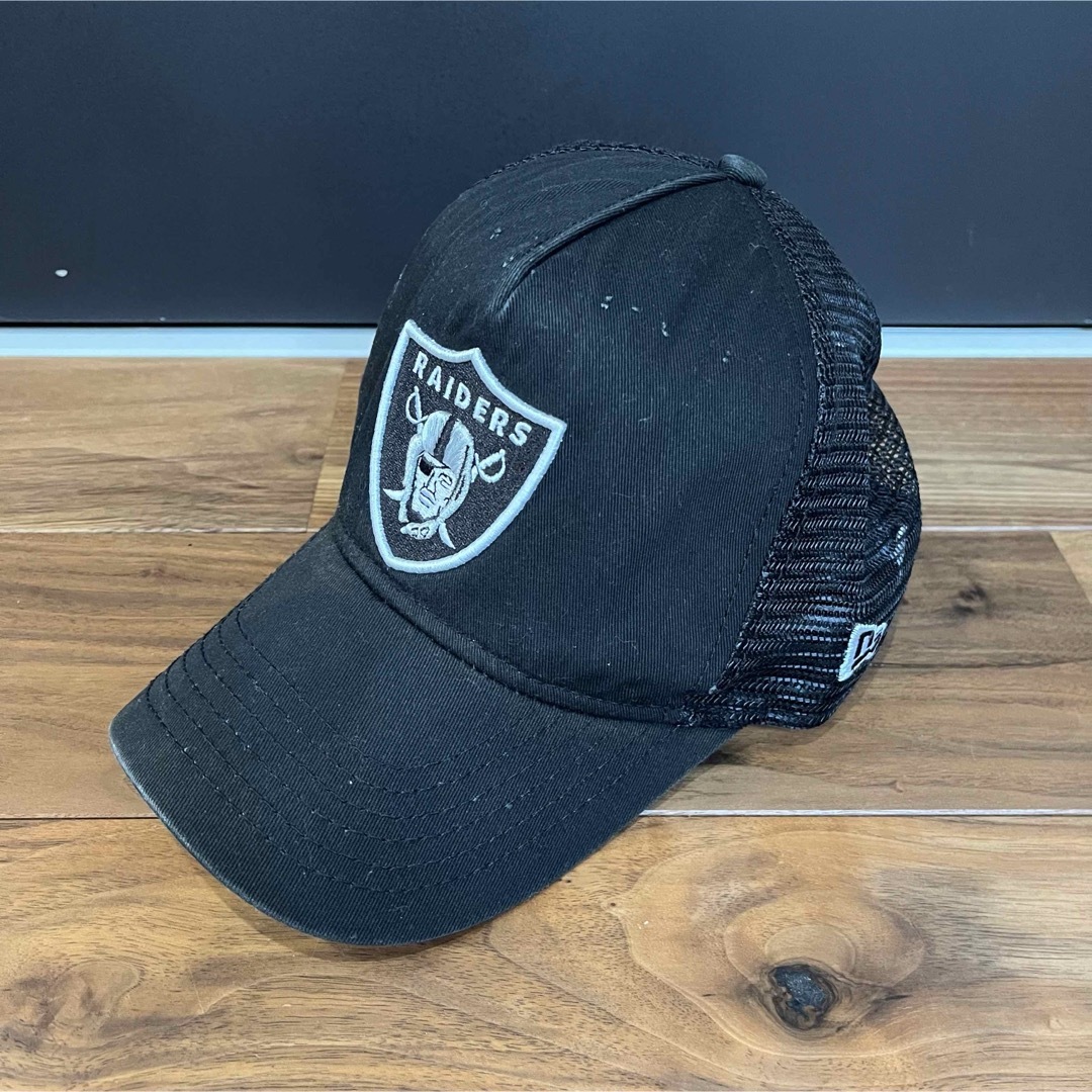 NEW ERA(ニューエラー)の【NEW ERA】RAIDERS　メッシュキャップ　帽子　アジャスター付き メンズの帽子(キャップ)の商品写真