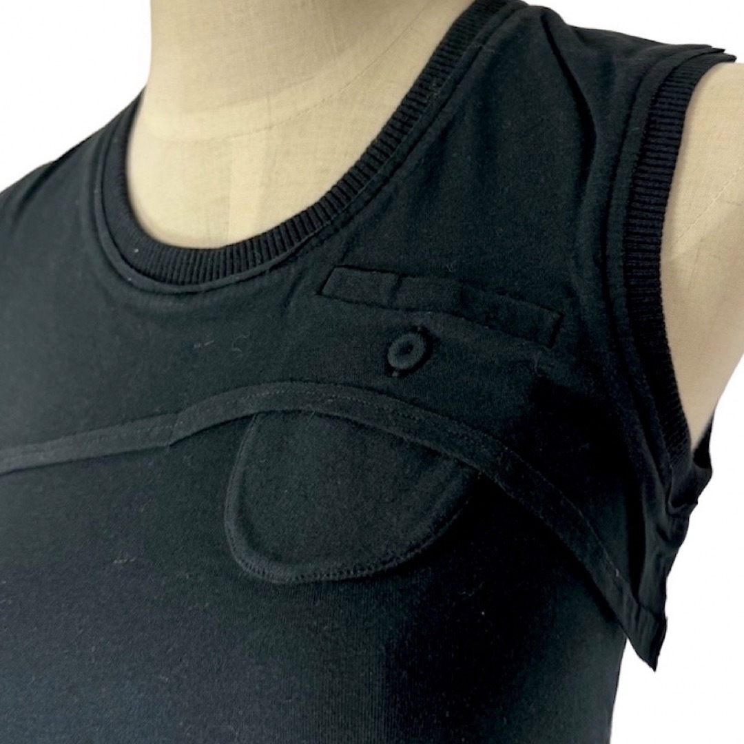 GIVENCHY(ジバンシィ)のGIVENCHY フランス製 胸元ポケットデザイン万能ブラックタンクトップ レディースのトップス(カットソー(半袖/袖なし))の商品写真