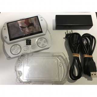 ソニー(SONY)の送料込美品SONY PSP-N1001（PSPgo）+8gbカード(携帯用ゲーム機本体)