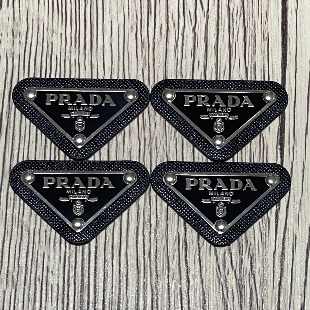 PRADA(プラダ)の【4枚】PRADA プラダ  ロゴプレート ロゴパーツ ブラック メタル 新品 ハンドメイドの素材/材料(各種パーツ)の商品写真