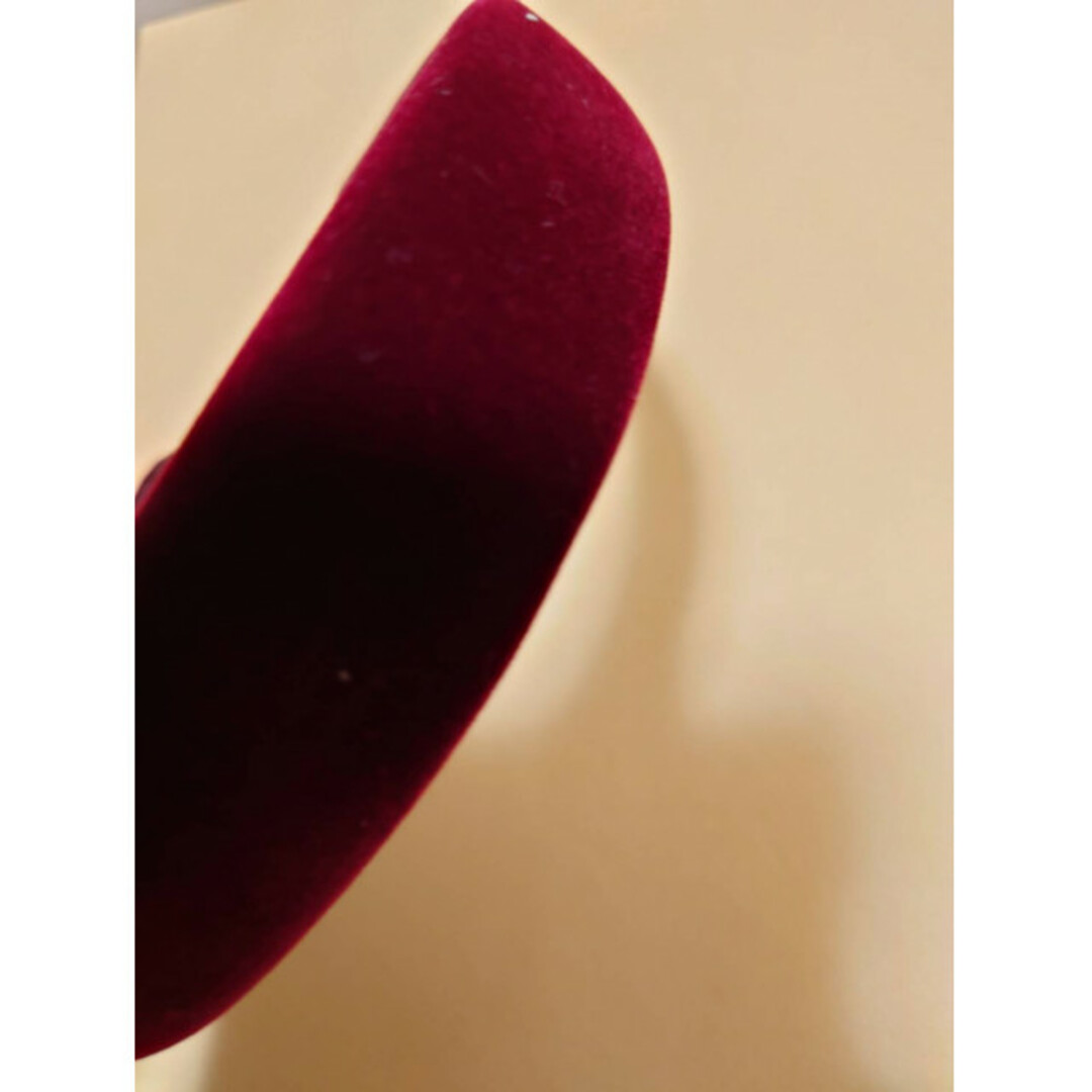 ベロア素材　ベロア　カチューシャ　赤色　ベルベット　シンプル　ヘアバンド　韓国 レディースのヘアアクセサリー(カチューシャ)の商品写真