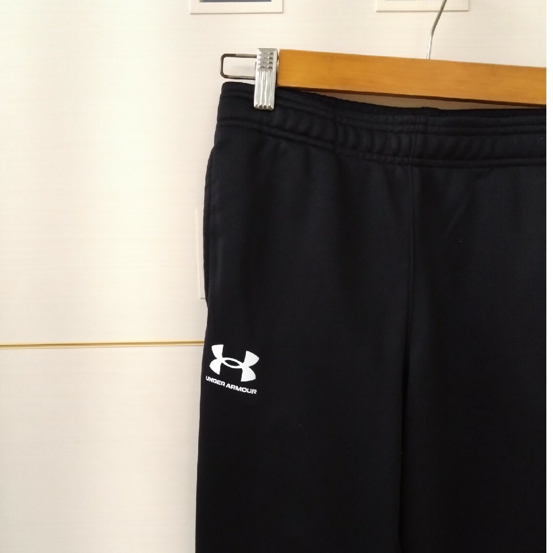 UNDER ARMOUR(アンダーアーマー)の160 アンダーアーマー　ズボン キッズ/ベビー/マタニティのキッズ服男の子用(90cm~)(パンツ/スパッツ)の商品写真