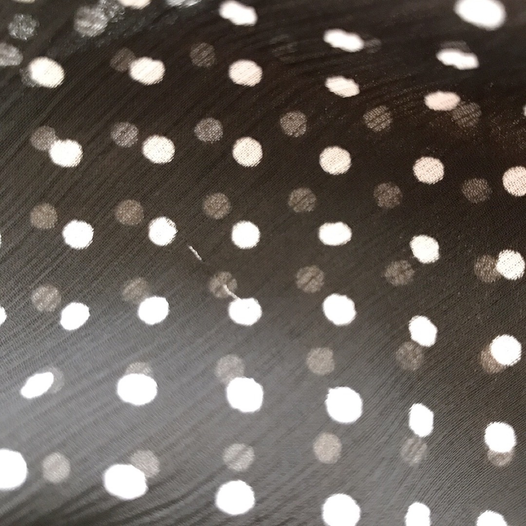 VINTAGE(ヴィンテージ)のシアーシャツ ブラウス 水玉 ドット 黒 半袖 五分袖 パフスリーブ 9号 レディースのトップス(シャツ/ブラウス(半袖/袖なし))の商品写真