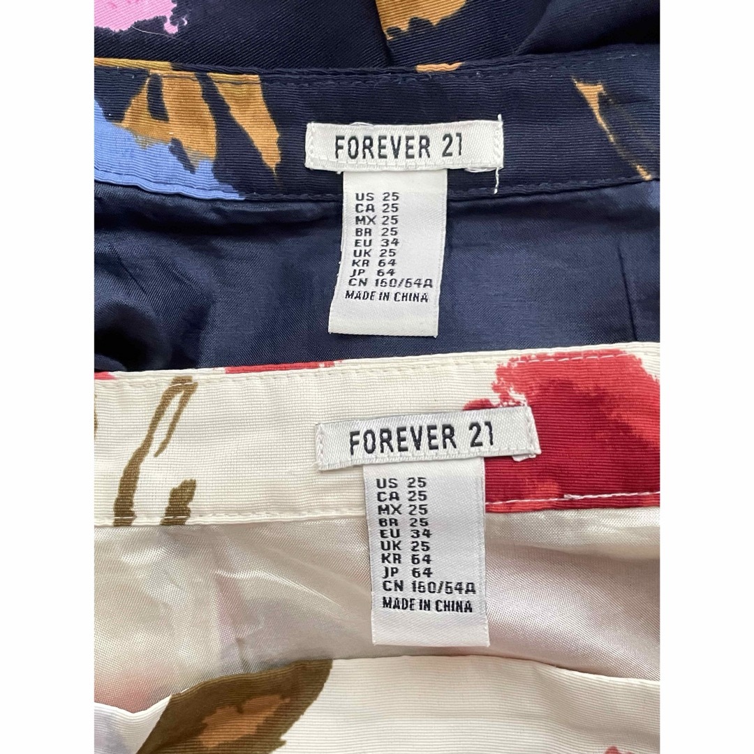 FOREVER 21(フォーエバートゥエンティーワン)のFOREVER21 ミニスカート 花柄 2点 レディースのスカート(ミニスカート)の商品写真