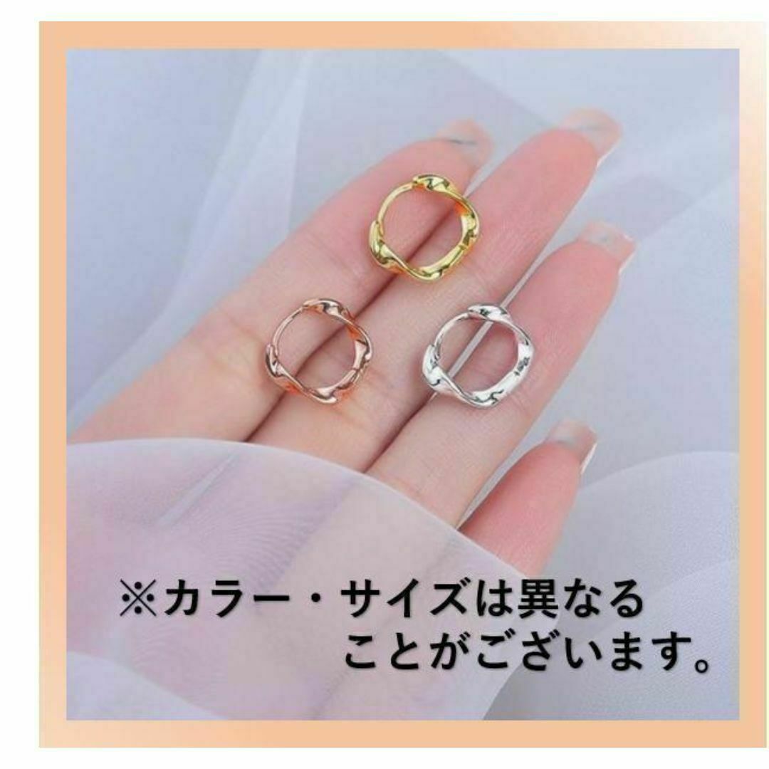 ◎ フープピアス　ツイスト　小ぶり　シンプル可愛い　波型　ゴールドピンク レディースのアクセサリー(ピアス)の商品写真