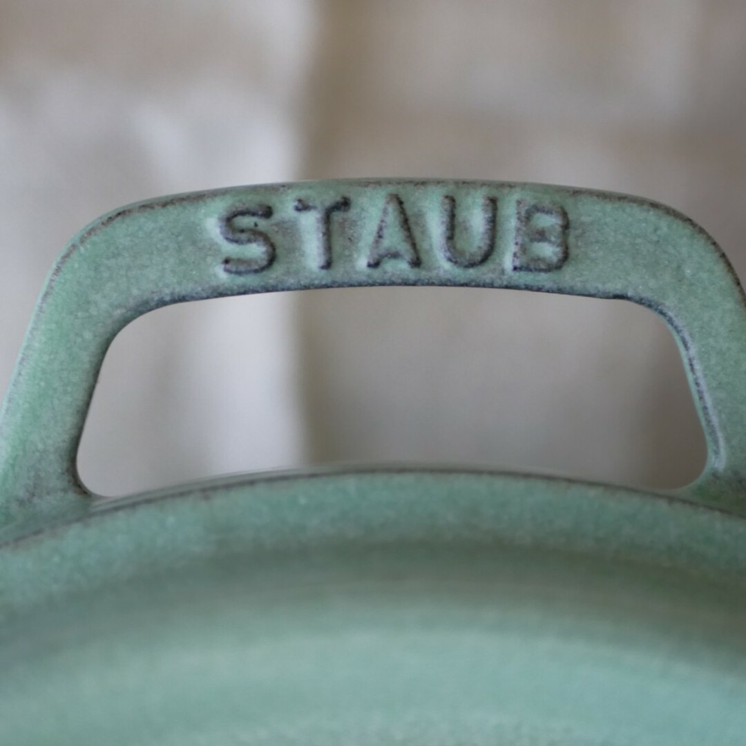 STAUB(ストウブ)のストウブ STAUB グランドココット 24㎝ セージ グリーン 緑 インテリア/住まい/日用品のキッチン/食器(鍋/フライパン)の商品写真