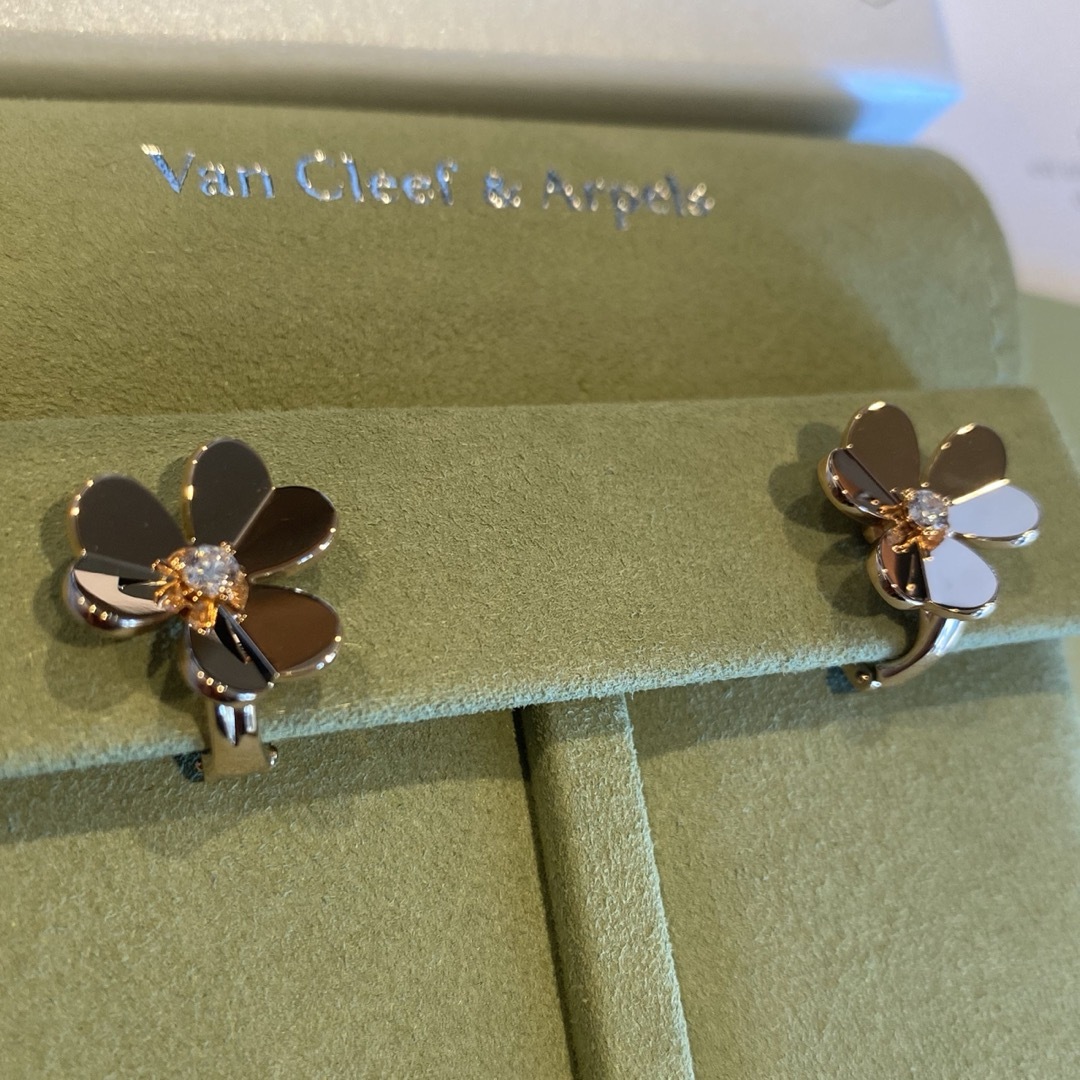 Van Cleef & Arpels(ヴァンクリーフアンドアーペル)のkojiko9様専用です！フリヴォル　スモール　ローズゴールド レディースのアクセサリー(ピアス)の商品写真