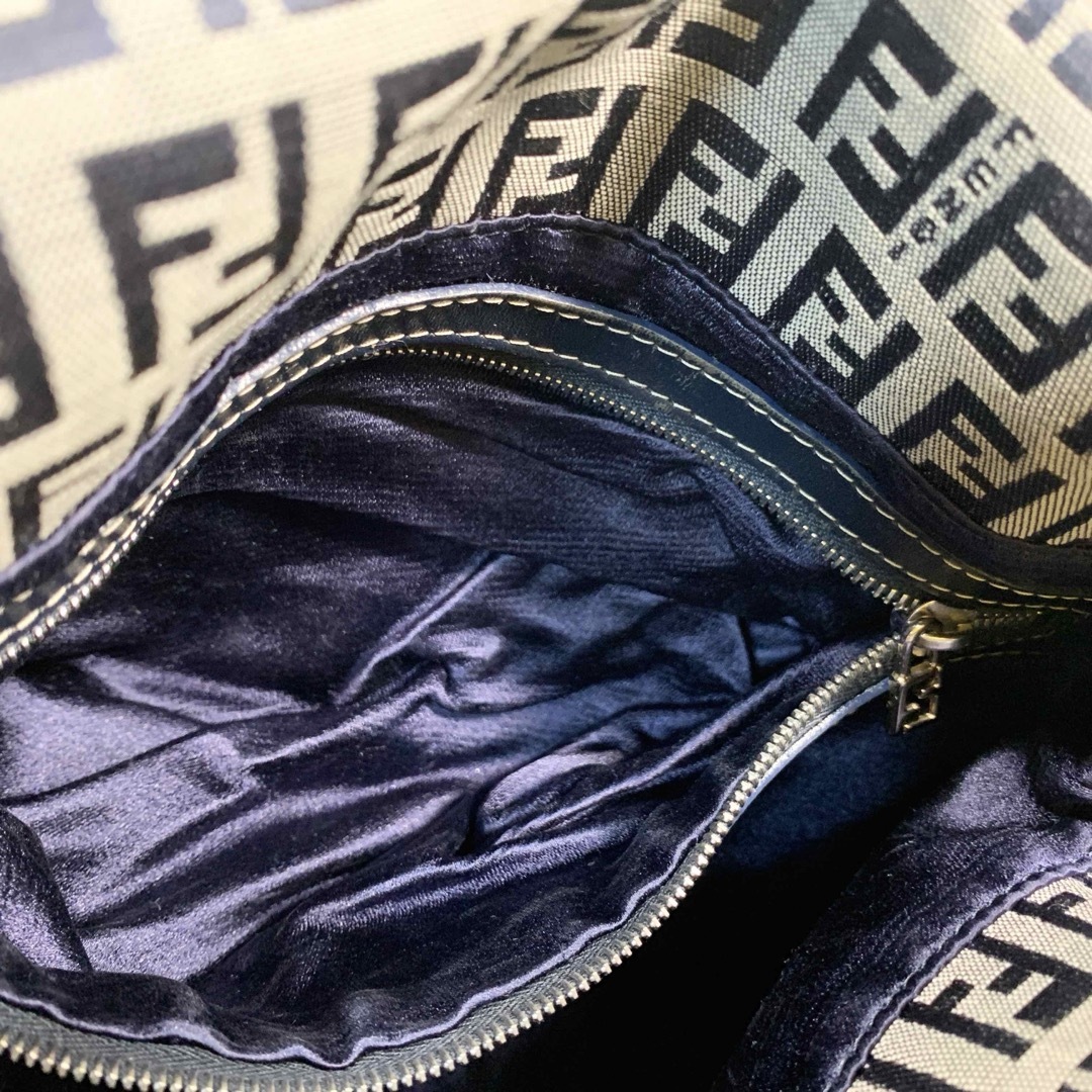 FENDI(フェンディ)のFENDI ショルダーバッグ　バゲットキャンバス　ズッカ柄 レディースのバッグ(ショルダーバッグ)の商品写真