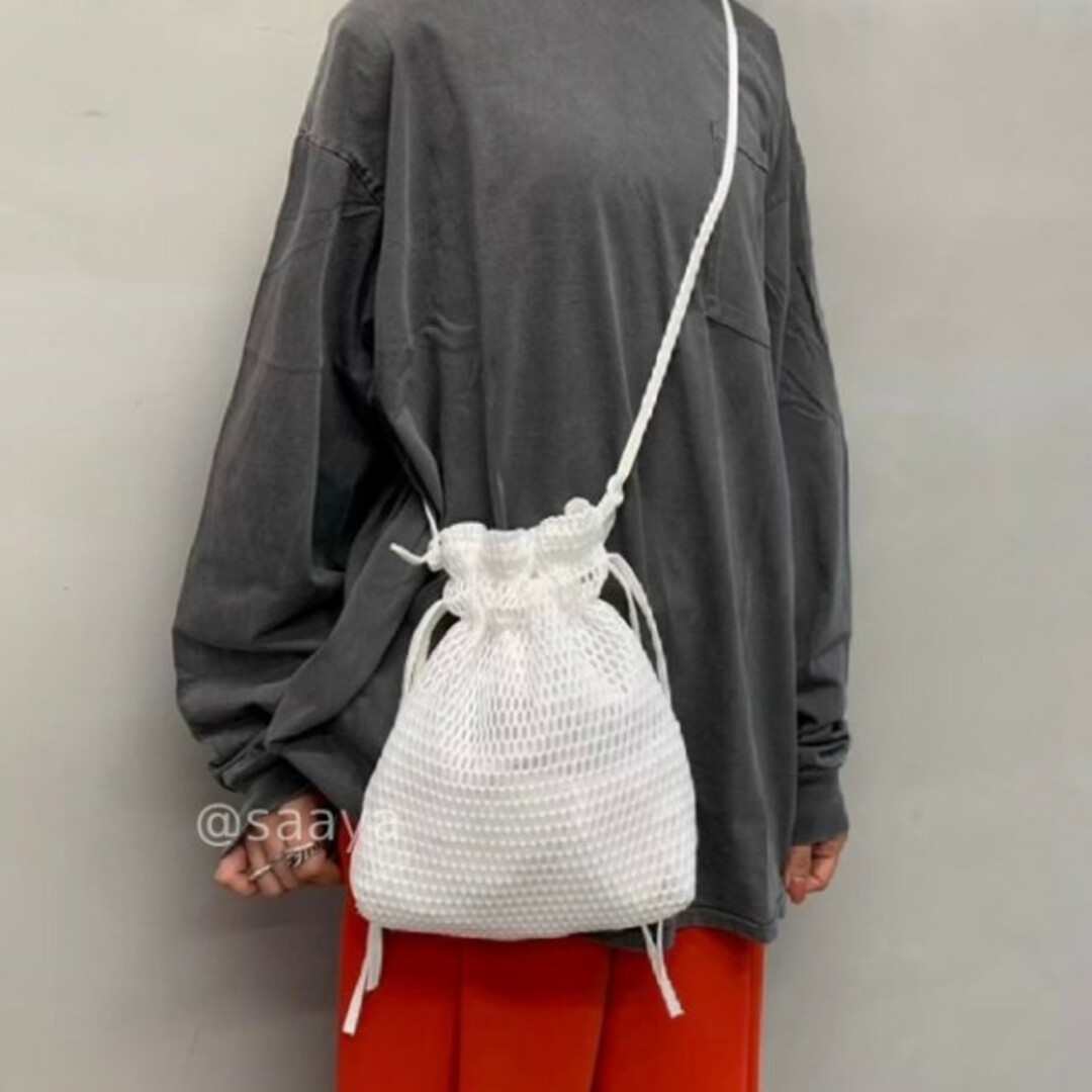 メッシュ 巾着 ショルダー バッグ ポシェット モノトーン 白 美品 ミニバッグ レディースのバッグ(ショルダーバッグ)の商品写真