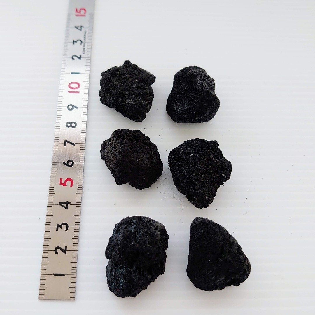【希少】黒溶岩石 6個【中粒】☆アクアリウム、テラリウム、コケリウムに最適 その他のペット用品(アクアリウム)の商品写真