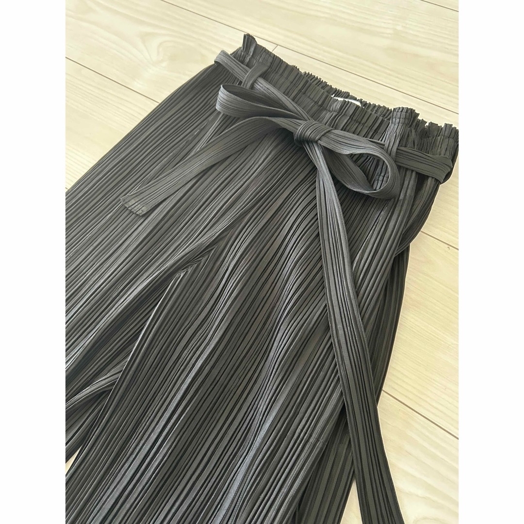 PLEATS PLEASE ISSEY MIYAKE(プリーツプリーズイッセイミヤケ)のプリーツプリーズ　テーパード　綺麗め　パンツ　リボン付き　サイズ3 レディースのパンツ(カジュアルパンツ)の商品写真