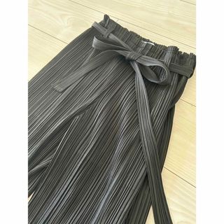 プリーツプリーズイッセイミヤケ(PLEATS PLEASE ISSEY MIYAKE)のプリーツプリーズ　テーパード　綺麗め　パンツ　リボン付き　サイズ3(カジュアルパンツ)