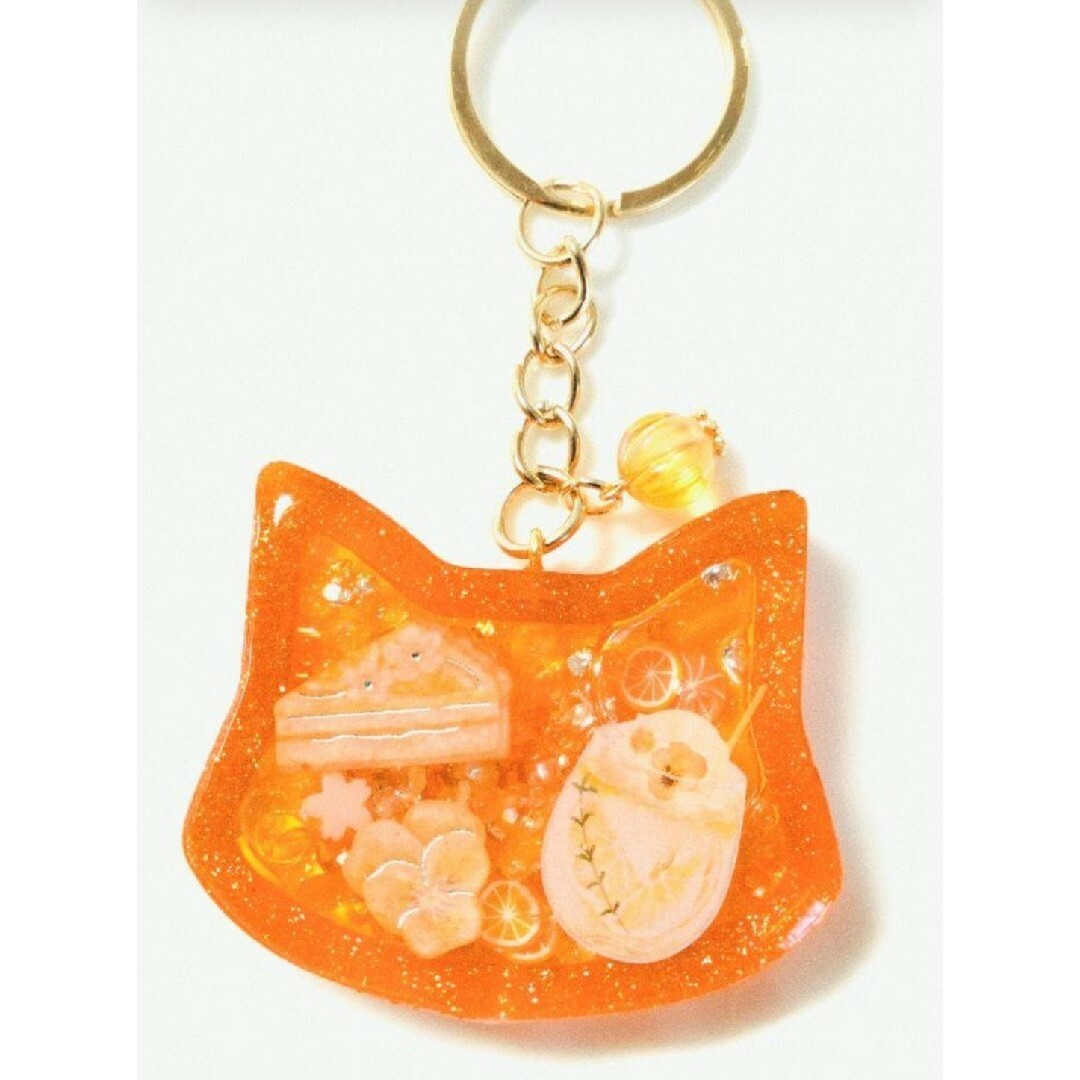 レジン　ねこ　オレンジ　スイーツ　蓄光　シャカシャカ　キーホルダー レディースのファッション小物(キーホルダー)の商品写真