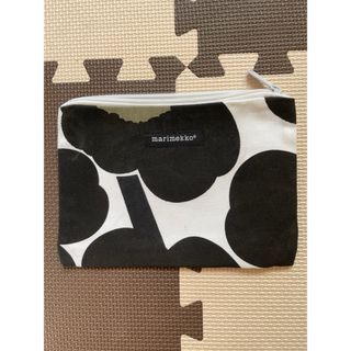 マリメッコ(marimekko)のマリメッコのメイクポーチ　marimekko黒カーキ ウニッコ花柄★新品未使用①(ポーチ)