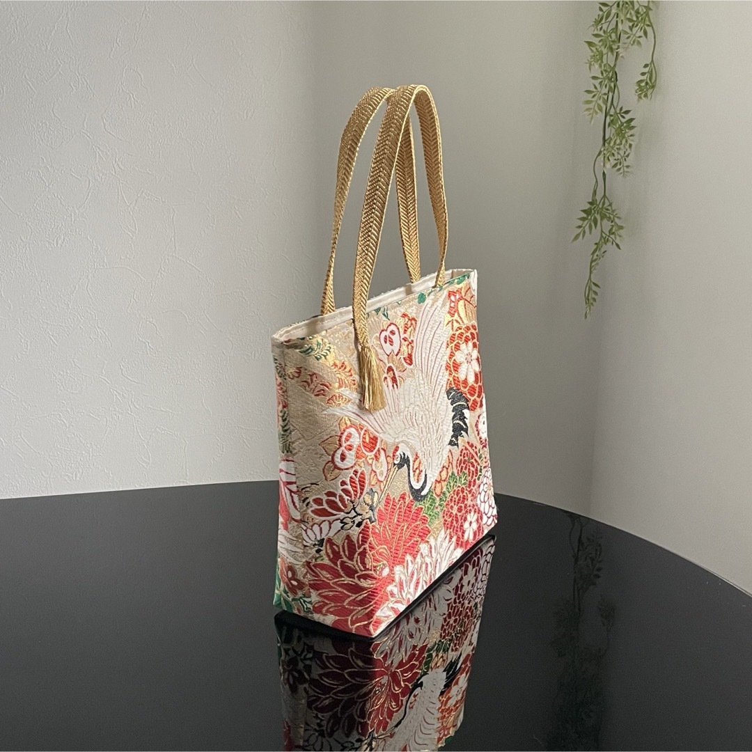 帯リメイクバッグ　鶴と花々　丸帯　トートバッグ　和装バッグ　帯バッグ レディースの水着/浴衣(和装小物)の商品写真