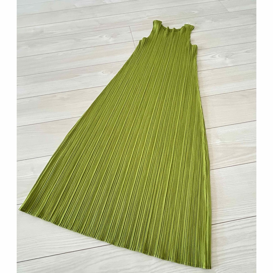 PLEATS PLEASE ISSEY MIYAKE(プリーツプリーズイッセイミヤケ)のプリーツプリーズ　ロング　マキシ丈　ワンピース　グリーン系　若草色　美品 レディースのワンピース(ロングワンピース/マキシワンピース)の商品写真