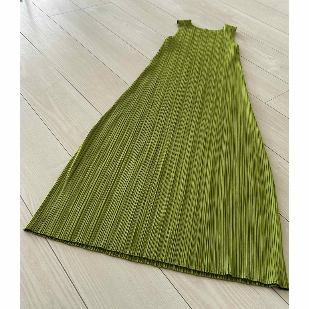 PLEATS PLEASE ISSEY MIYAKE(プリーツプリーズイッセイミヤケ)のプリーツプリーズ　ロング　マキシ丈　ワンピース　グリーン系　若草色　美品 レディースのワンピース(ロングワンピース/マキシワンピース)の商品写真