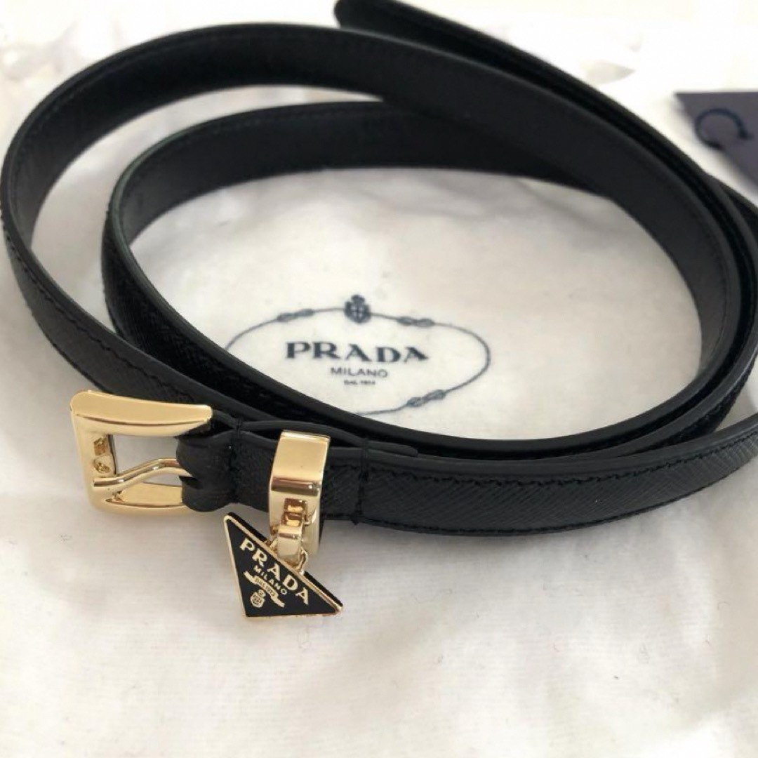 PRADA(プラダ)の【新品未使用】PRADA  三角ロゴメタルチャームナローベルト レディースのファッション小物(ベルト)の商品写真