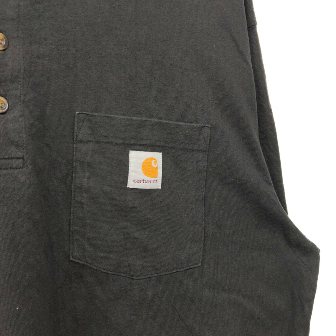 carhartt(カーハート)のCarhartt カーハート ヘンリーネック 長袖Ｔシャツ ワンポイント ブラック (メンズ XL) 中古 古着 Q6672 メンズのトップス(Tシャツ/カットソー(七分/長袖))の商品写真