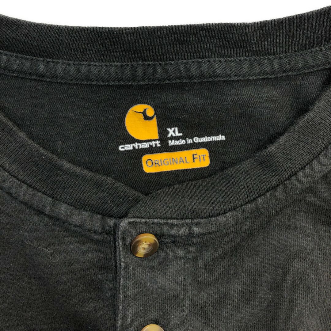 carhartt(カーハート)のCarhartt カーハート ヘンリーネック 長袖Ｔシャツ ワンポイント ブラック (メンズ XL) 中古 古着 Q6672 メンズのトップス(Tシャツ/カットソー(七分/長袖))の商品写真