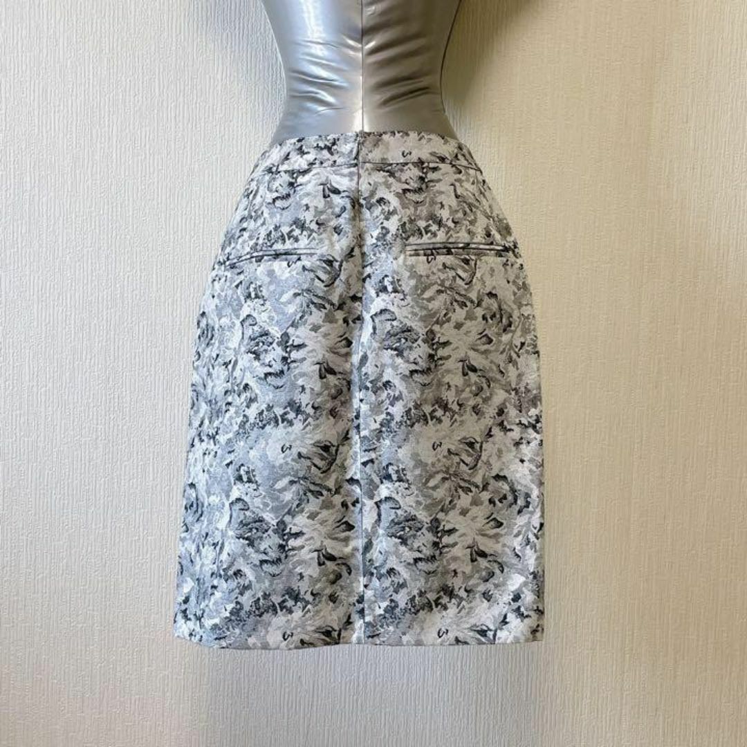 LE CIEL BLEU(ルシェルブルー)のLE CIEL BLEU グレー 花柄 タイトスカート レディースのスカート(ミニスカート)の商品写真