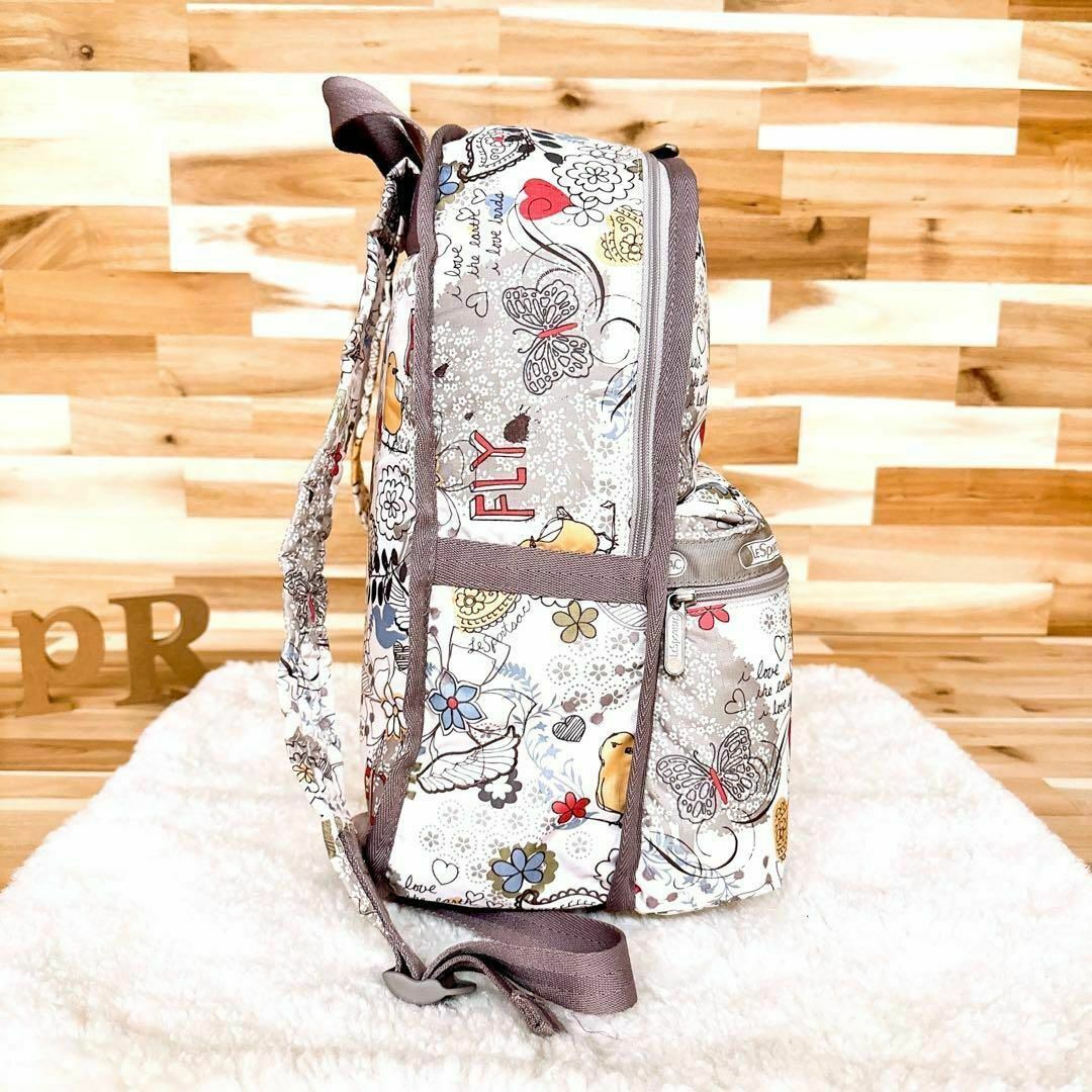 LeSportsac(レスポートサック)の【レスポートサック】鳥 花柄 ボタニカル×ペイズリー総柄 リュック 白×カラフル レディースのバッグ(リュック/バックパック)の商品写真