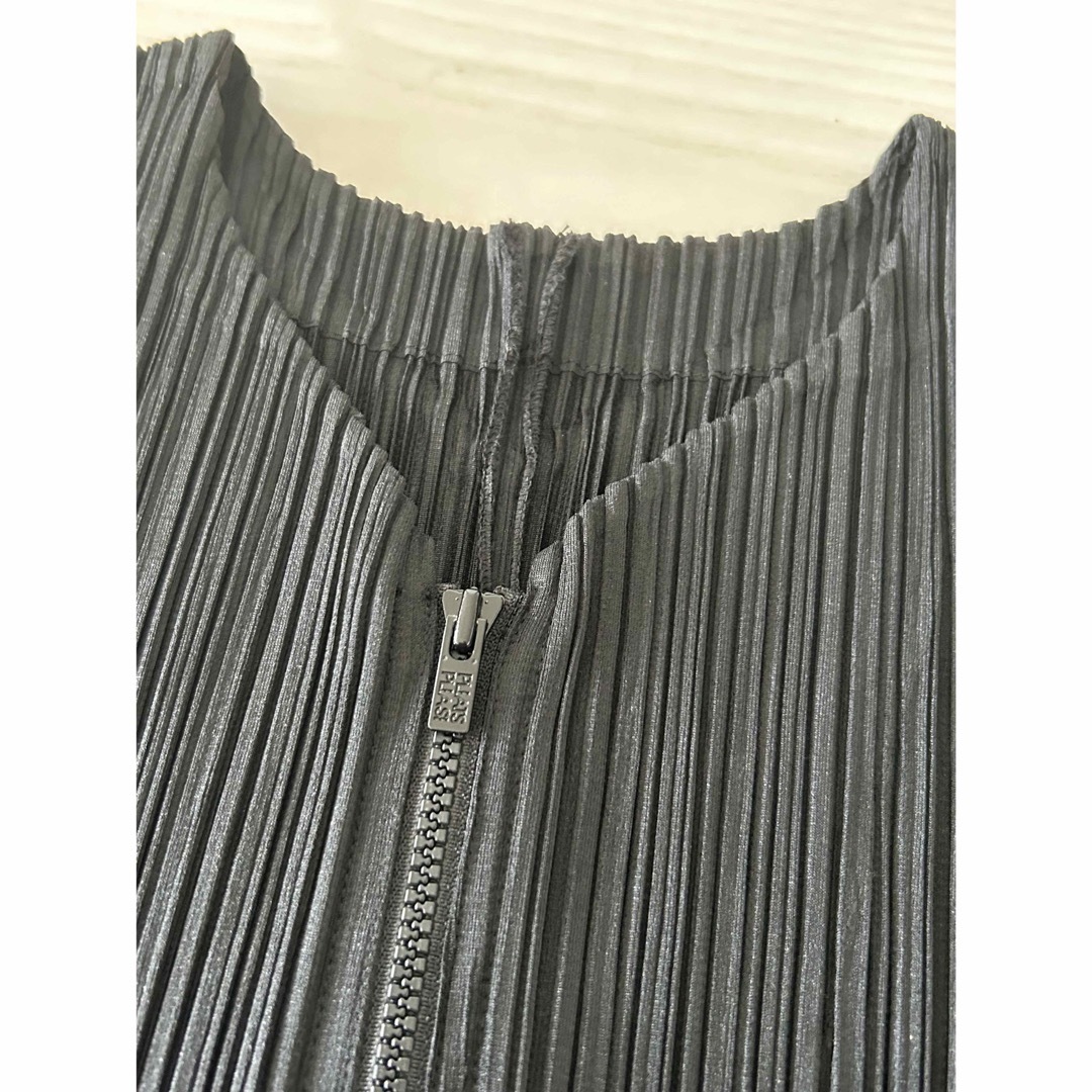 PLEATS PLEASE ISSEY MIYAKE(プリーツプリーズイッセイミヤケ)のプリーツプリーズ　ダブルジップ　ノーカラー　ジャケット　ブラック　美品 レディースのジャケット/アウター(ノーカラージャケット)の商品写真